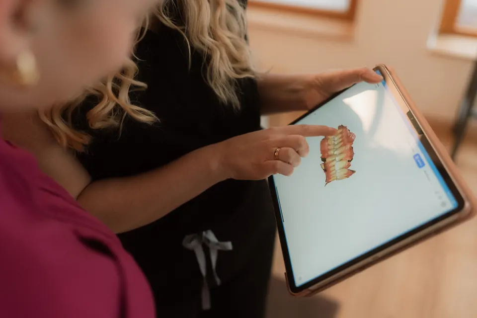 Individuelle Beratung zur Zahnstellung mit digitalem Zahnmodell