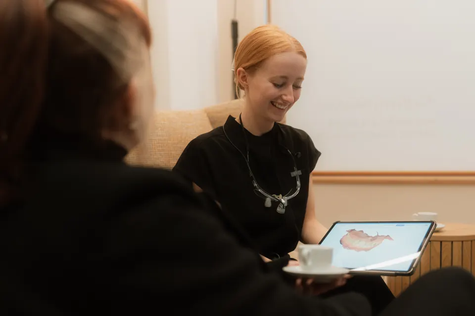 Charlotte im persönlichen Beratungsgespräch in unserer Praxis