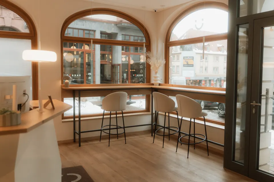 Heller Praxisbereich mit Sitzplätzen am Fenster