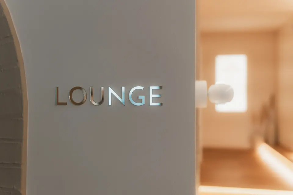 Lounge-Bereich unserer Praxis im Erdgeschoss des Prophylaxe-Centers